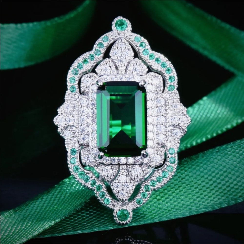 Green Art Deco Crystal Necklace - Picture 7 of 7